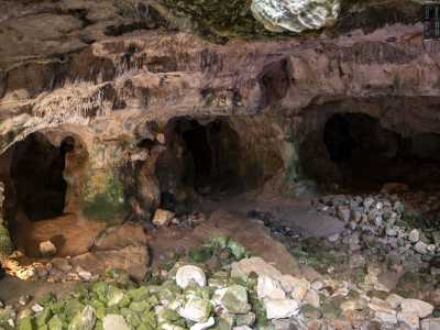 Da qui in poi la grotta si divide in tre differenti percorsi. Seguiamo il corridoio centrale, un tunnel buio che si allunga per circa 40 metri nella roccia